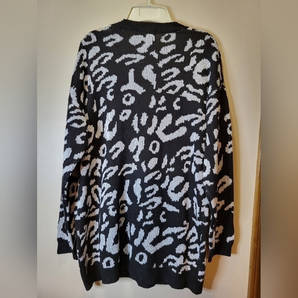 NWT CDM Oversized Sweater Small black and white animal print - Picture 9 of 12